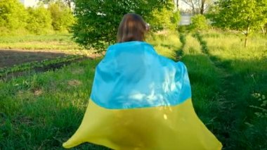 Ukrayna bayrağı taşıyan vatansever bir çocuk. Seçici odaklanma. çocuk.