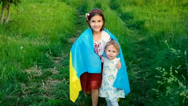 Patriot Dítě Ukrajinskou Vlajkou Selektivní Soustředění Dítě — Stock video