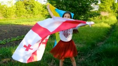 Ukrayna bayrağı ve Gürcistan 'daki vatansever çocuk.. Seçici odaklanma. çocuk.