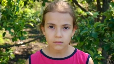 Çocuk ellerine Ukrayna bayrağı asılmış. Seçici odaklanma. Yaz.