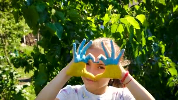 Çocuk Ellerine Ukrayna Bayrağı Asılmış Seçici Odaklanma Yaz — Stok video