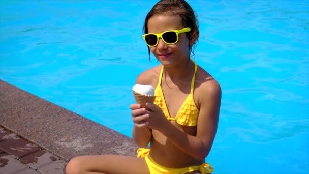 Das Kind Isst Eis Der Nähe Des Pools Selektiver Fokus — Stockvideo