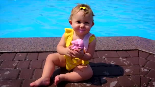 Ребенок Ест Мороженое Бассейна Выборочный Фокус Kid — стоковое видео