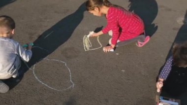 Çocuk kaldırımda karpuzla çiziyor. Seçici odaklanma. Çocuk.