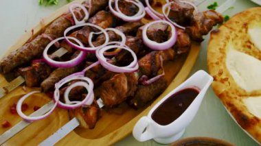 Gürcistan ulusal mutfağı, restoranda masada yemek. Seçici odaklanma. Yiyecek ve içecek..