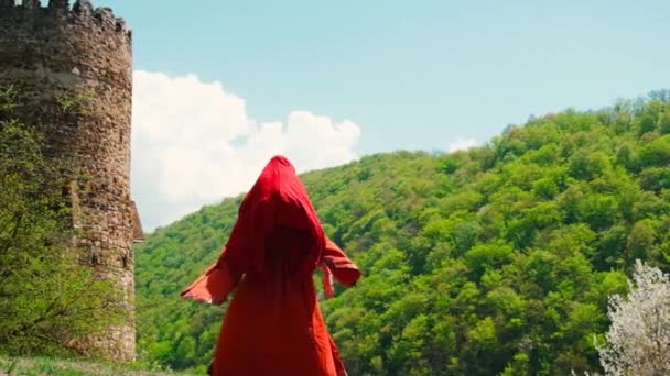 Ein Mädchen Einem Nationalen Georgischen Roten Kleid Tanzt Selektiver Fokus — Stockvideo