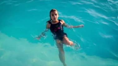 Çocuk havuzda yüzer. Seçici odaklanma. Çocuk.