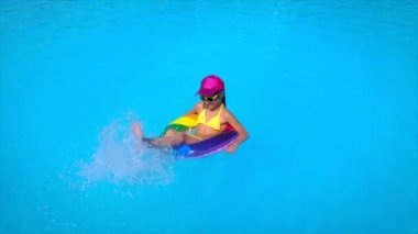 Çocuk havuzda bir çember içinde yüzüyor. Seçici odaklanma. Çocuk.