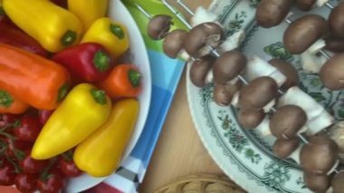 Mangalda sebze ve et. Seçici odaklanma. Yiyecek..