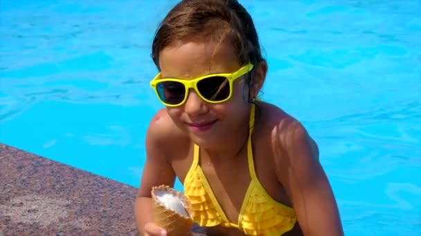 那孩子在游泳池边吃冰淇淋 有选择的重点 — 图库视频影像