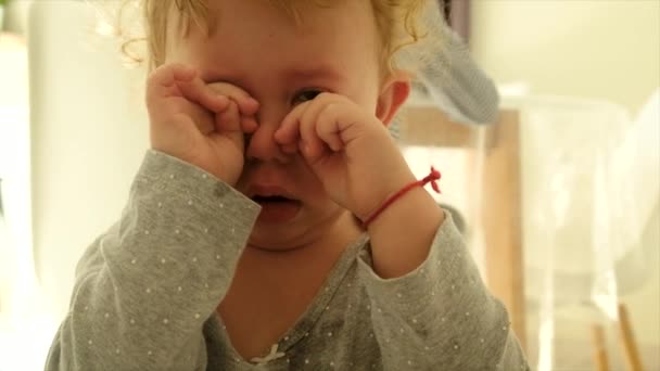Bambino Piange Molto Casa Concentrazione Selettiva Ragazzo — Video Stock