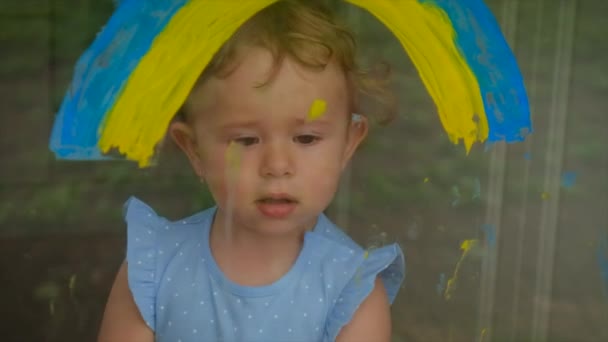 Ein Kind Zeichnet Einen Ukrainischen Regenbogen Das Fenster Des Hauses — Stockvideo