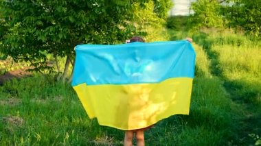 Ukrayna bayrağı taşıyan vatansever bir çocuk. Seçici odaklanma. çocuk.