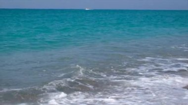 Güzel mavi deniz çakıl taşları plajı. Seçici odaklanma. Doğa.