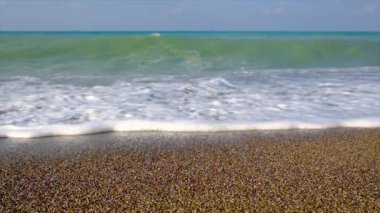 Güzel mavi deniz çakıl taşları plajı. Seçici odaklanma. Doğa.