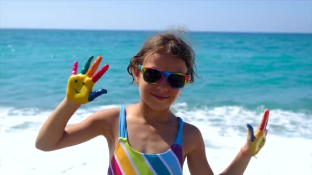 Ett Barn Vid Havet Med Färger Händerna Ett Leende Selektivt — Stockvideo