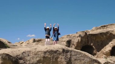 Çocuklar dağın tepesini fethetti. Seçici odaklanma. Doğa.