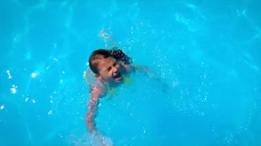 Çocuk suda boğuluyor. Seçici odaklanma. Doğa.