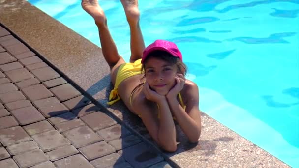 Het Kind Ligt Bij Het Zwembad Selectieve Focus Aard — Stockvideo