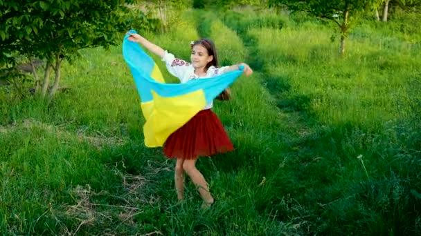 Patriotenkind Mit Ukrainischer Flagge Selektiver Fokus Kind — Stockvideo