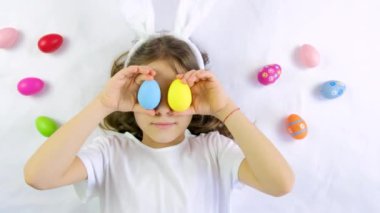 Çocuk konsepti yumurtalı mutlu paskalyalar. Seçici odaklanma. Çocuk.
