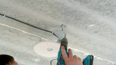 Tavanı bir kapıyla delin. Seçici odak.