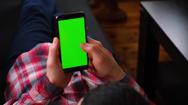 Człowiek Telefonem Rękach Zielony Ekran Skupienie Selektywne — Wideo stockowe
