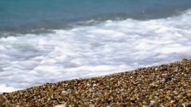 Güzel mavi deniz çakıl taşları plajı. Seçici odaklanma. Doğa.