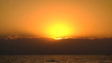 Denizde güzel bir gün batımı. Seçici odaklanma. Doğa.