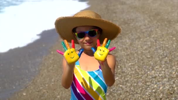 Una Niña Mar Con Pinturas Las Manos Una Sonrisa Enfoque — Vídeos de Stock