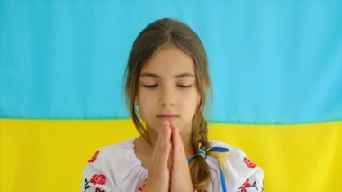 Nakışlı gömlekli Ukraynalı bir vatansever çocuk. Seçici odaklanma. Kız.