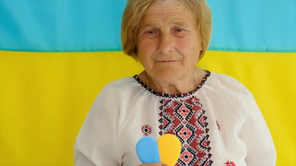 Γιαγιά Είναι Ουκρανή Πατριώτισσα Κεντημένο Πουκάμισο Επιλεκτική Εστίαση Άνθρωποι — Αρχείο Βίντεο