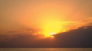 Denizde güzel bir gün batımı. Seçici odaklanma. Doğa.