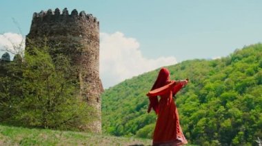 Ulusal Gürcü kırmızı elbiseli bir kız dans ediyor. Seçici odaklanma. İnsanlar.