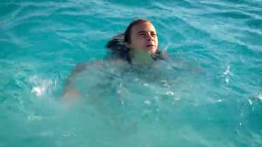 Çocuk suda boğuluyor. Seçici odaklanma. Doğa.