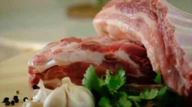 Tahtada çiğ domuz pirzolası var. Seçici odaklanma. Yiyecek..