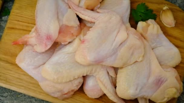 Alitas Pollo Crudas Una Tabla Enfoque Selectivo Comida — Vídeos de Stock