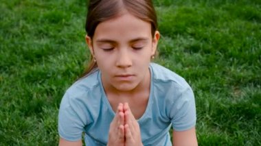 Çocuk Tanrı 'ya dua ediyor. Seçici odaklanma. İnsanlar.