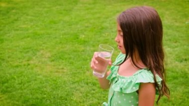 Çocuk bardaktan su içiyor. Seçici odaklanma. Çocuk.