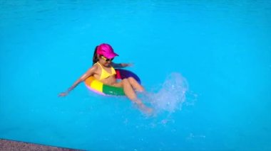 Çocuk havuzda bir çember içinde yüzüyor. Seçici odaklanma. Çocuk.