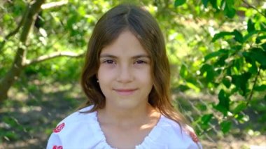 Çocuk ellerine Ukrayna bayrağı asılmış. Seçici odaklanma. Yaz.