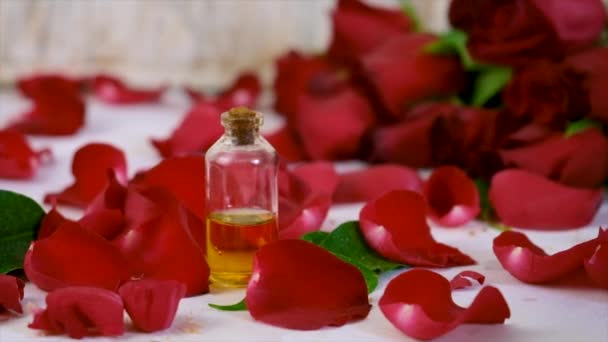 Aceite Esencial Rosa Una Botella Enfoque Selectivo Naturaleza — Vídeos de Stock