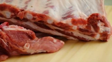 Tahtada çiğ domuz pirzolası var. Seçici odaklanma. Yiyecek..