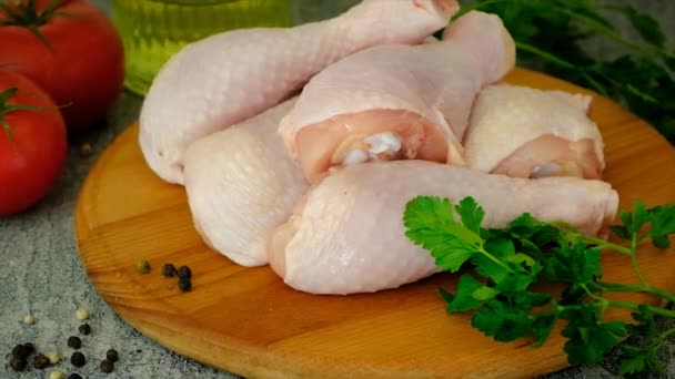 Tavuk Butları Tahtada Çiğ Seçici Odaklanma Yiyecek — Stok video