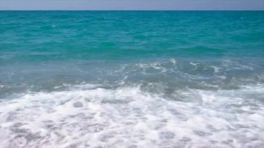 Güzel mavi deniz çakıl taşları plajı. Seçici odaklanma. Doğa.