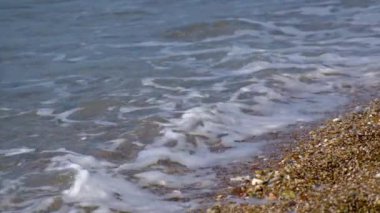 Güzel mavi deniz çakıl taşları plajı. Seçici odaklanma. Doğa.