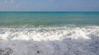 Güzel mavi deniz çakıl taşları plajı. Seçici odaklanma. Doğa.