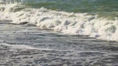 Güzel mavi deniz çakıl taşları plajı. Seçici odaklanma. Doğa.