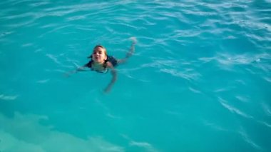 Çocuk havuzda yüzer. Seçici odaklanma. Çocuk.