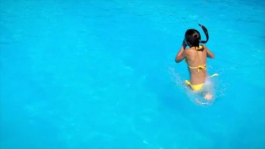 Çocuk havuzda yüzer. Seçici odaklanma. Çocuk.